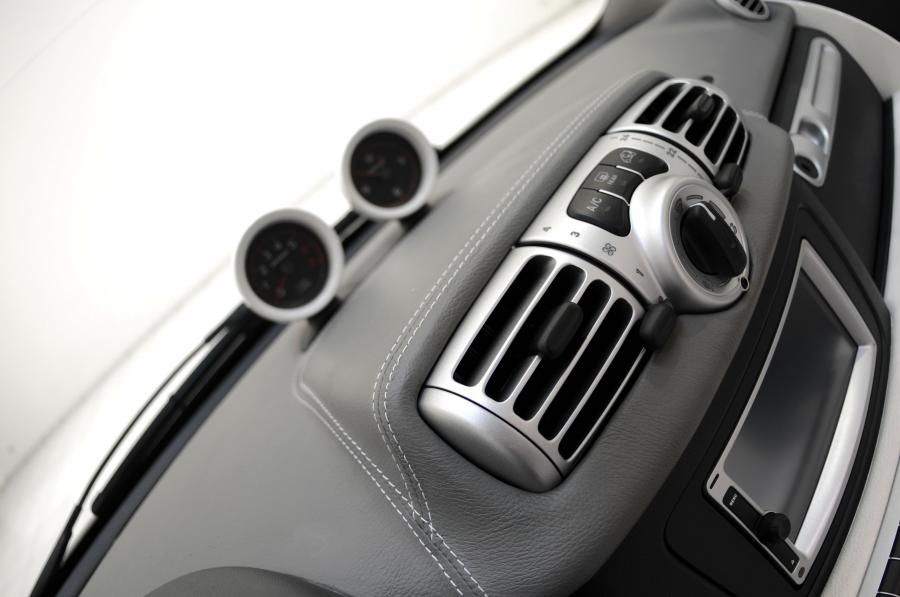 Детали интерьера Smart ForTwo Tailor Made by Brabus 2010 года  (фото 8 из 52)